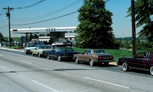 Mașini din anii '70 aliniate la pompele unei benzinării FOTO Getty Images