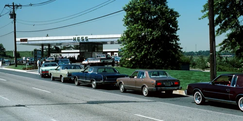 Mașini din anii '70 aliniate la pompele unei benzinării FOTO Getty Images