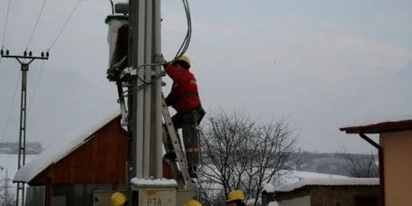 Lucrătorii de la CEZ au constat că localnicul era branșat ilegal la rețeaua de iluminat public