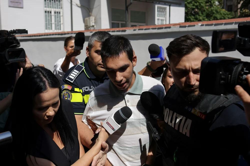 Tânărul care l-a atacat pe livratorul din Bangladesh susține că a fost „manipulat online”. Este cercetat acum și pentru promovare de însemne legionare