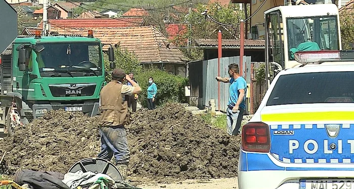 Muncitorul a fost acoperit total de pământFoto: observatornews.ro