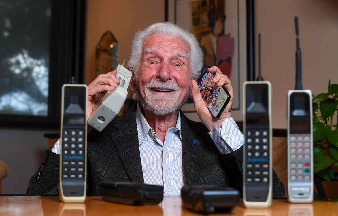 Martin Cooper și primul telefon mobil. FOTO: AFP