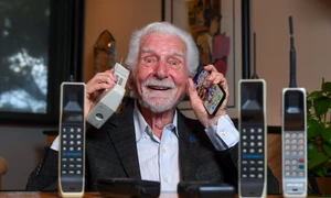 Martin Cooper și primul telefon mobil si un Iphone FOTO AFP jpg