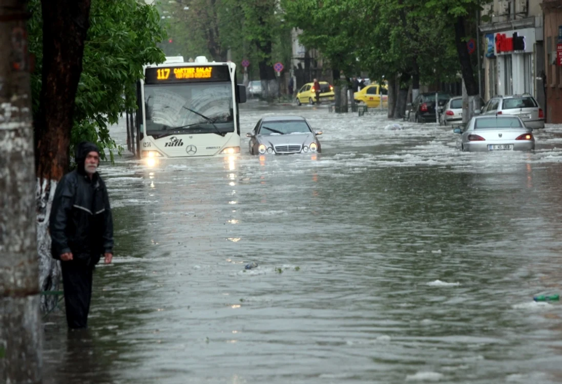 
    În Capitală sunt aşteptate ploi şi căderi de grindină (foto: Sever Gheorghe)  