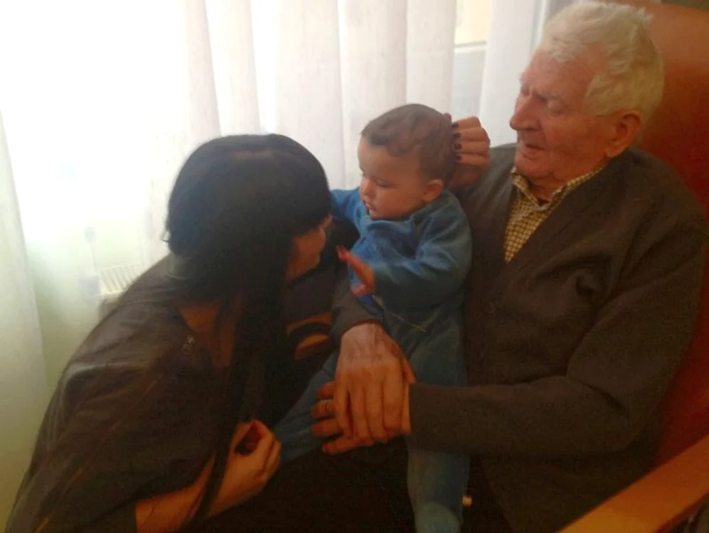 Fetiţa Elenei Băsescu şi-a cunoscut străbunicul