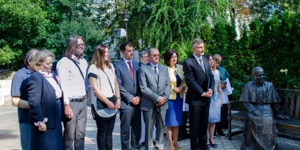 monument dezvelit papa chisinau foto ipn
