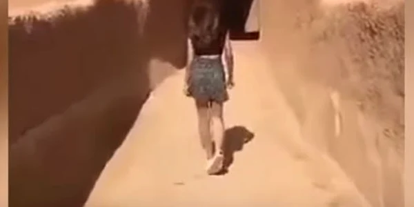 O tanara merge in fusta scurta in Ushaygir