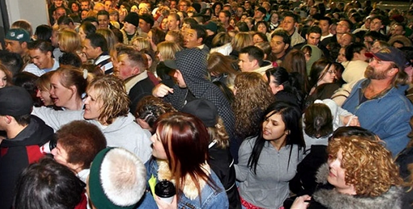 
    Black Friday: De-a lungul anilor, au existant cazuri șocante cu oameni care s-au omorât între ei pentru produsele doriteFoto: ocweekly.com  