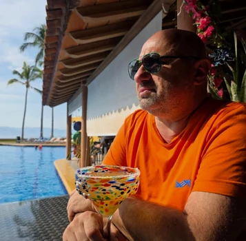 Chef Cătălin Scărlătescu nu se poate abține să stea departe de bucătăriile locale în care intră de fiecare dată pentru a-și pune amprenta