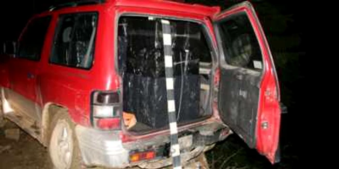 Un autoturism de teren în care se aflau  ţigări de contrabandă a fost abandonat în comuna Brodina