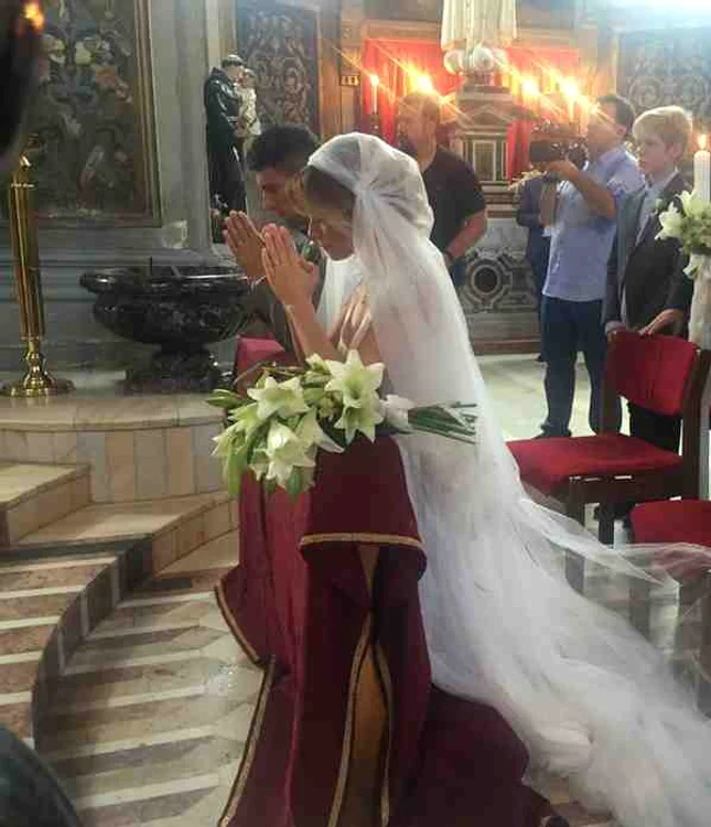Cei doi miri au îngenunchiat în faţa altarului