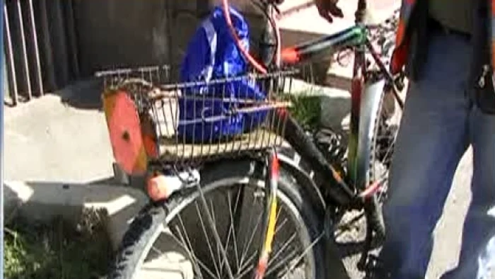 
    Bicicleta prahoveanului, vehicul periculos (foto: romaniatv.net)  