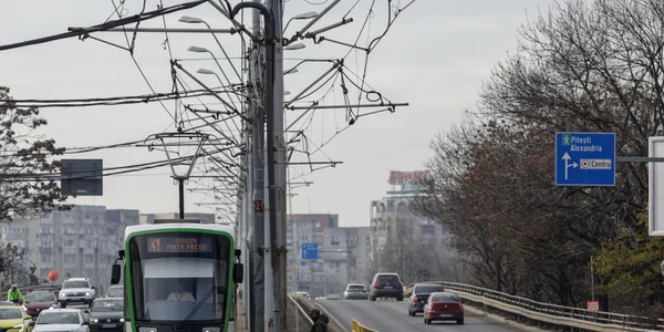 Primarul Capitalei, Nicușor Dan, și reprezentanți ai constructorului Astra Vagoane inaugurează noile tramvaie Imperio în prima zi în care au fost puse în circulație, în București. FOTO Inquam Photos / Octav Ganea
