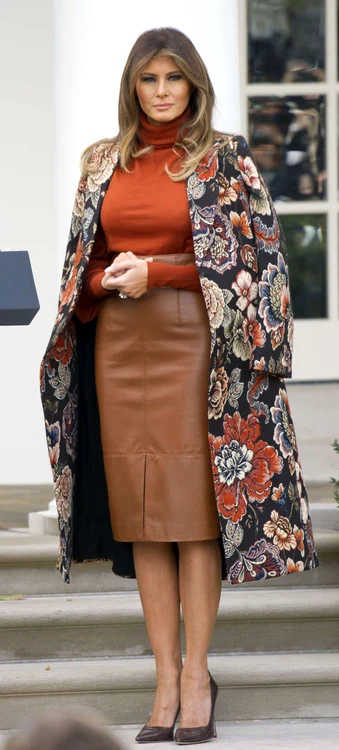 Bluza Chloe și redingota Stella McCartney au fost perfecte pentru Ziua Recunoștinței în 2017.