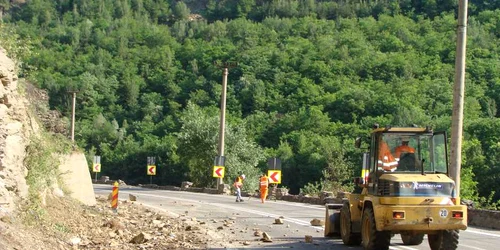 Stâncile care au căzut în carosabil, pe Valea Oltului, au rănit un pasager dintr-un Citroen