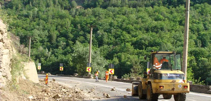 Stâncile care au căzut în carosabil, pe Valea Oltului, au rănit un pasager dintr-un Citroen