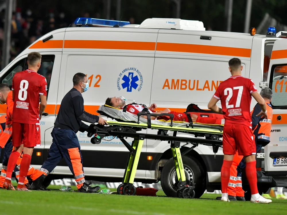 
    Alexandru Răuță a acuzat probleme respiratorii, fiindu-i făcut textul anti-COVID-19 în ambulanțăFoto: sportpictures.eu  
