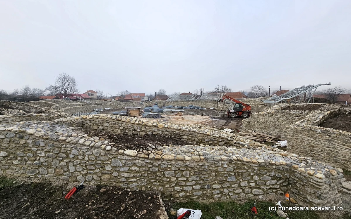 Amfiteatrul din Ulpia Traiana Sarmizegetusa. Foto: Daniel Guță. ADEVĂRUL