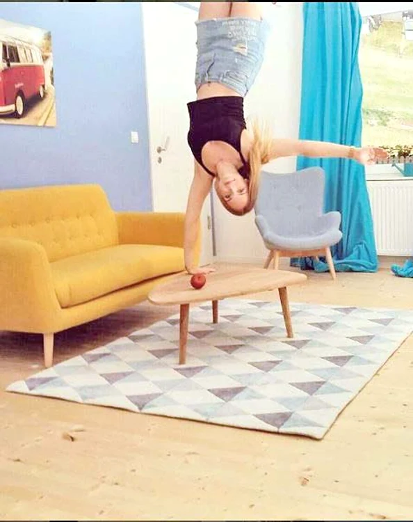 În poze, oamenii par că stau pe tavan