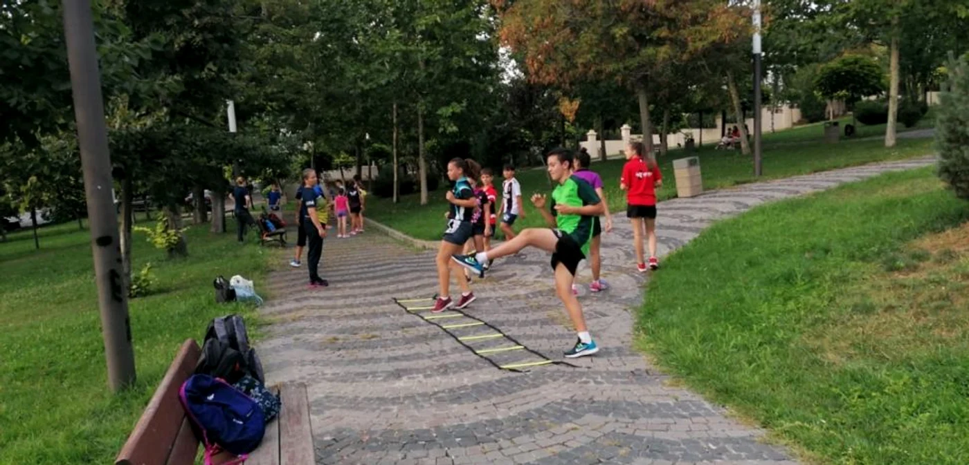 Micii tenismeni s-au antrenat, toată vara, în parc FOTO. Alina Mitran