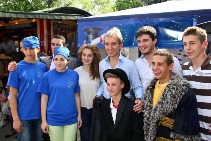 Iurie Leancă şi un grup de tineri FOTO: gov.md