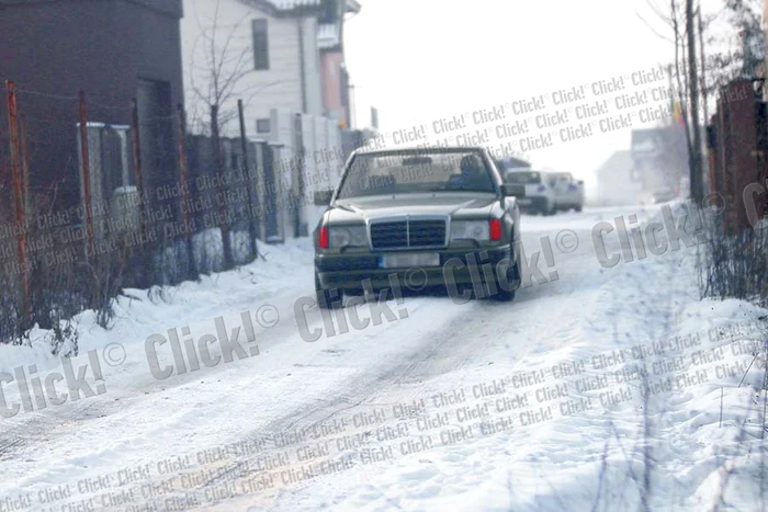 Deşi un Mercedes vechi, maşina lui Augustin este echipată cu roţi de iarnă, aşa că a făcut faţă cu brio mersului prin nămeţi (Fotografii: Mihai Ionescu)