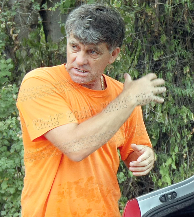 
    Serghe Pavel,  56 de ani, s-a trezit  sâmbătă cu ursul  peste el (Fotografii: Dorin Constanda)  