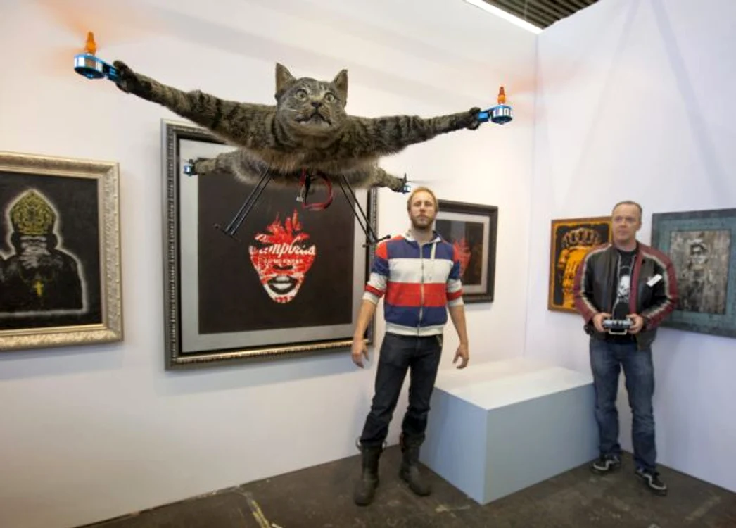 „Orvillecopter-ul”, cea mai controversată operă de artă a anului. Artistul olandez Bart Jansen a transformat o pisică moartă într-un „elicopter”