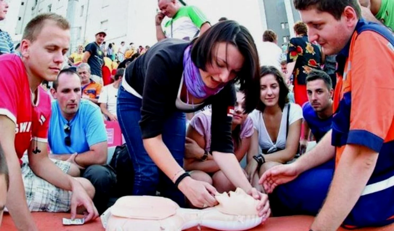 
    Pe 26 iulie 2011, nu mai puțin de 7.402 români au participat la cel mai mare curs de resuscitare  
