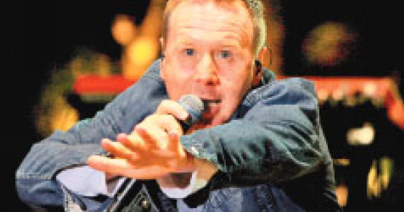 Jim Kerr, solistul trupei Simple Minds 