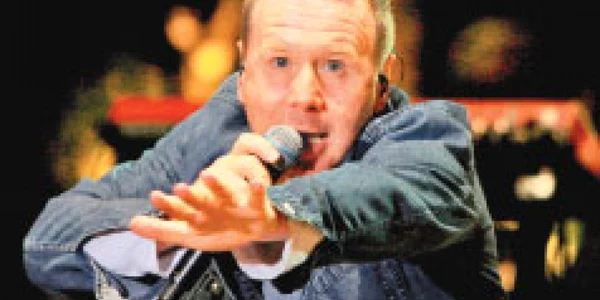 Jim Kerr, solistul trupei Simple Minds 