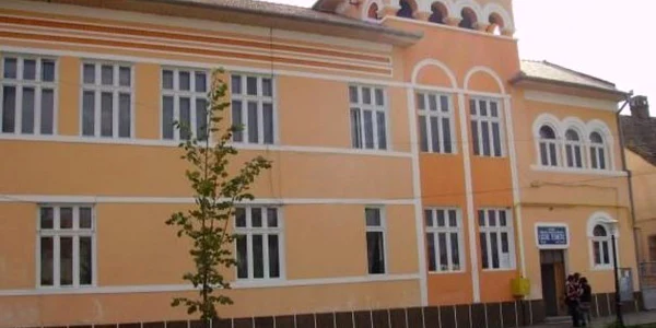 Patinoarul este amplasat pe terenul de sport al Liceului Teoretic Teiuş 