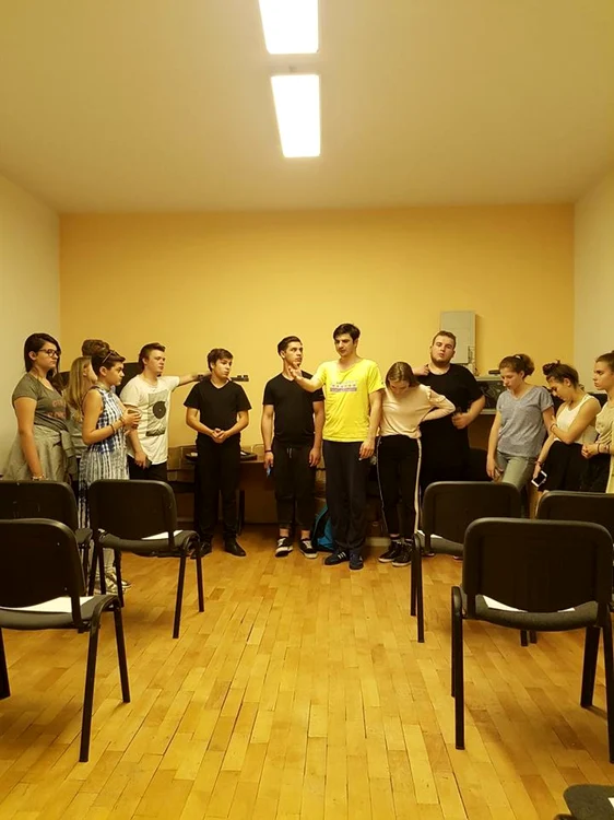 Tineri pregătindu-se pentru Festivalul Adolescenţilor de la Teatrul de Comedie FOTO: Facebook Dorina Chiriac
