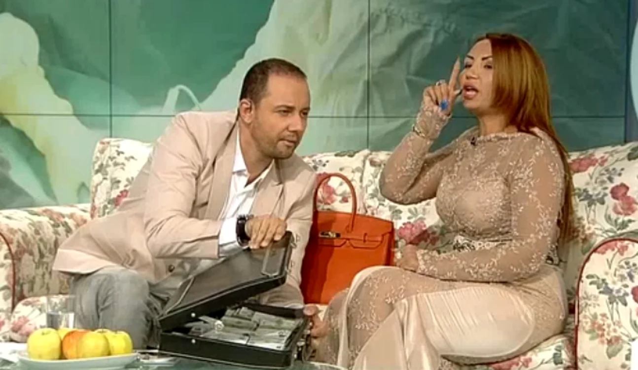 
    Cătălin Măruţă a arătat publicului banii pe care i-a adus Narcisa în studiocaptură: Pro TV  