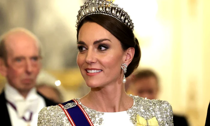 kate cu tiara jpg