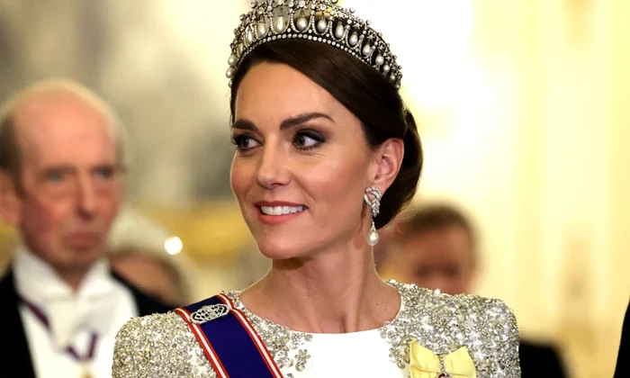 kate cu tiara jpg