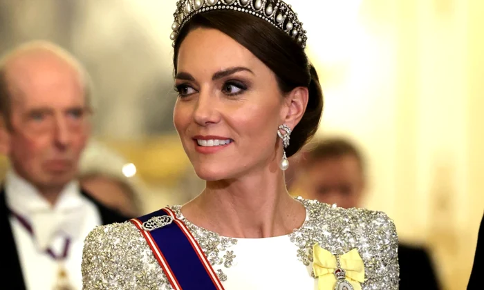 kate cu tiara jpg