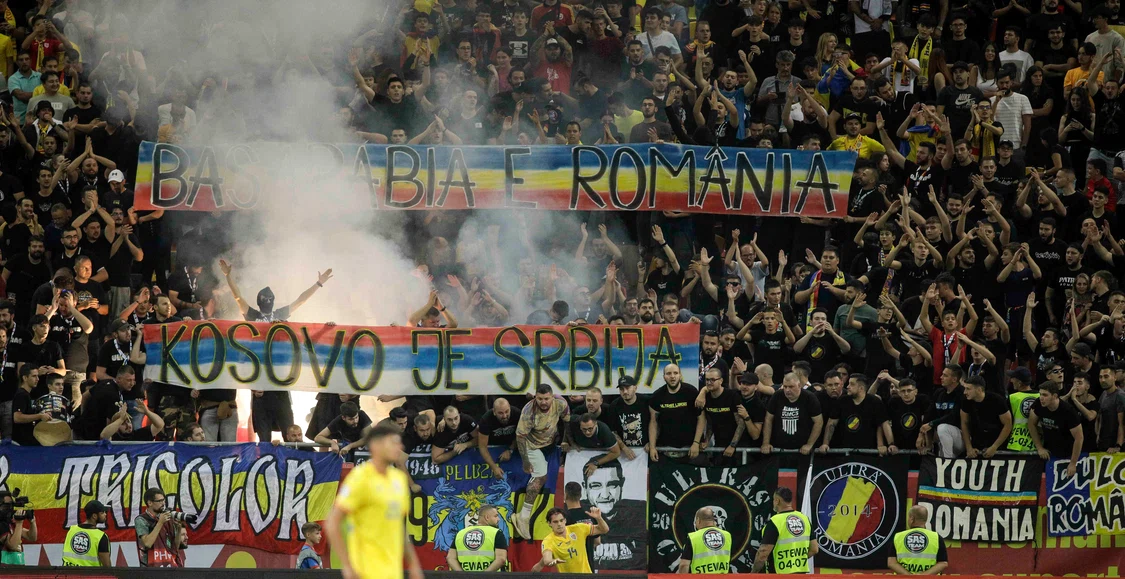 Bannerele afișate de români, comentate de presa de la Budapesta. Foto Inquam 
