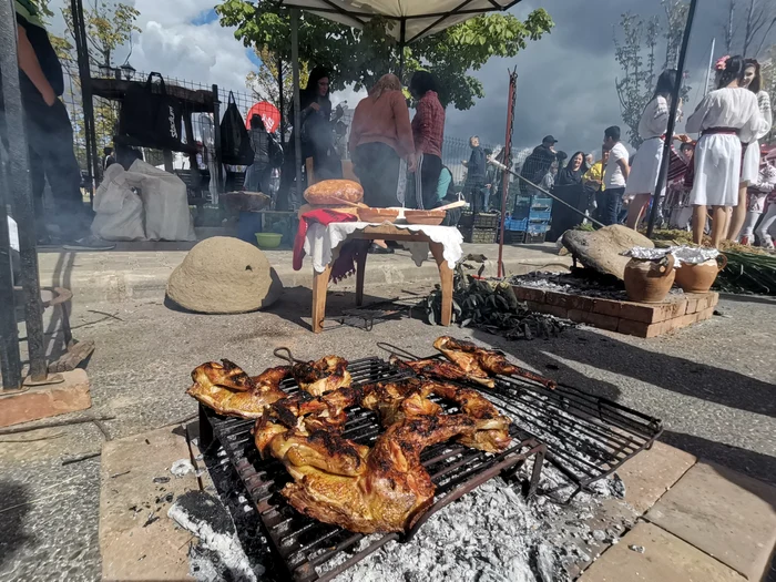 Puiul pe jar, disponibil în prima zi de festival, a fost mâncat „din priviri” FOTO: A.M.