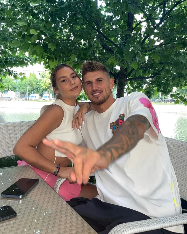 Fanii cred că între foștii concurenți există mai mult decât o prietenie