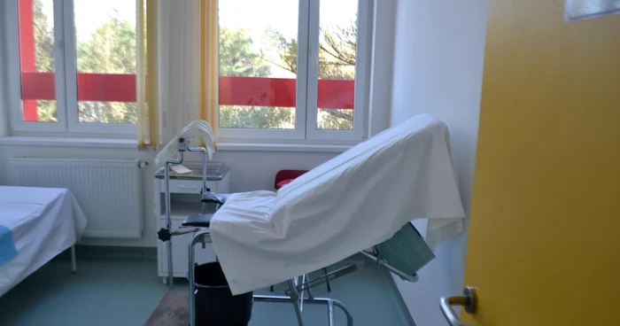 Femeile de la Maternitatea Bacău au primit flori de la Asociaţia Eurocivica