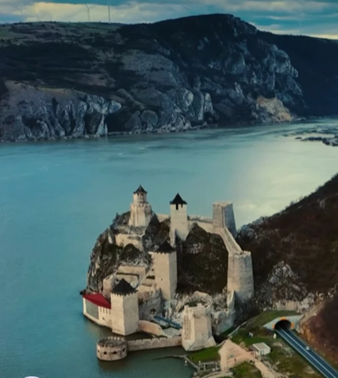 cetatea golubat jpg