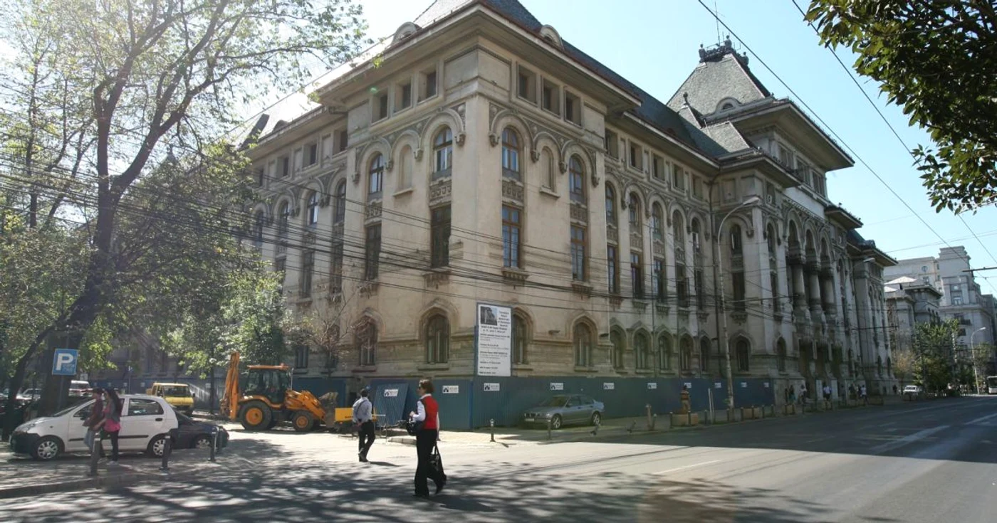 Cei doi sunt acuzaţi că au restituit ilegal un teren