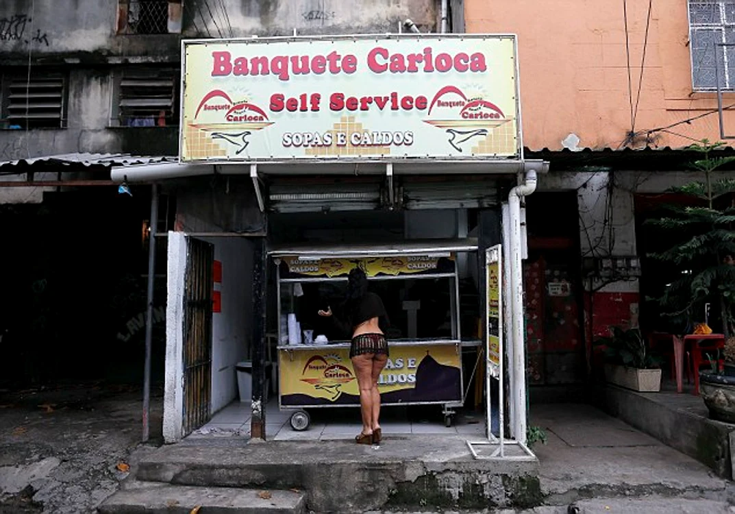 
    Prostituatele din Rio de Janeiro sunt dezamăgite de puținii clienți de la Cupa Mondială, așa că au hotărât să scadă prețurile anul acestaFoto Daily Mail  