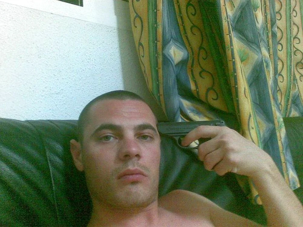 Cornel Uşurelu, pozând cu pistolul la tâmplă!