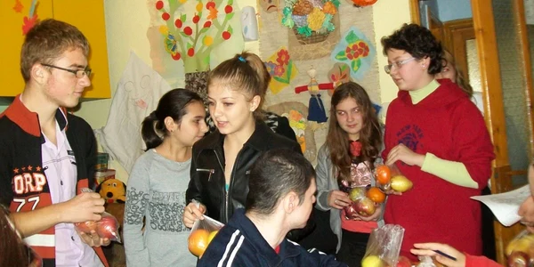 Elevii de la "Ana Aslan" le-au împărţit fructe tinerilor de la "Trebuie"