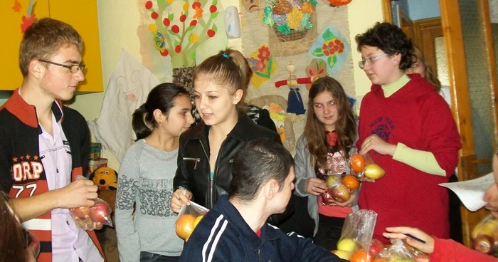 Elevii de la "Ana Aslan" le-au împărţit fructe tinerilor de la "Trebuie"