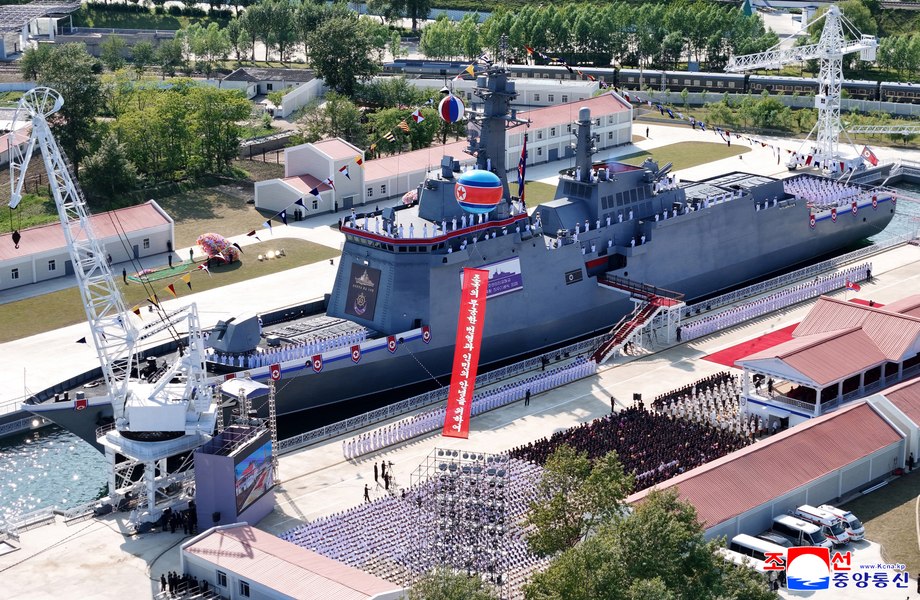 Coreea de Nord relansează distrugătorul avariat. Kim Jong-un promite „acțiuni militare copleșitoare” împotriva SUA și aliaților