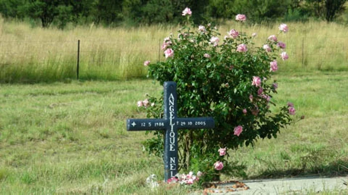 Rudele celor decedaţi montează cruci în locul tragediei FOTO auto-blogl