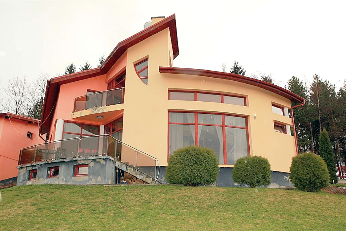 Aceasta este vila pe  care Zsolt Csergo o  are în Miercurea-Ciuc